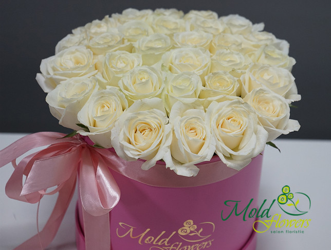 Cutie roz cu trandafiri albi foto